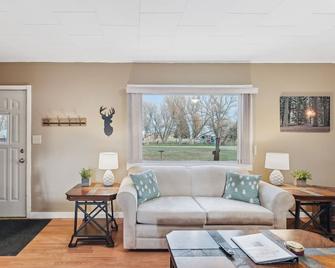 Choteau Vacation Rental w/ Yard: Walk to Downtown! - Choteau - Sala de estar