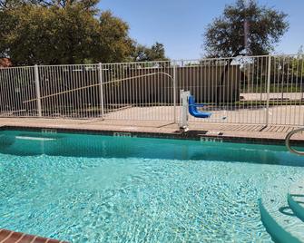 Baymont by Wyndham San Antonio Airport - San Antonio - Pool