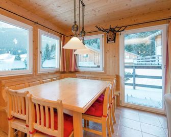 Chalet in Dachstein West With Shared Pool - Annaberg im Lammertal - Eetruimte