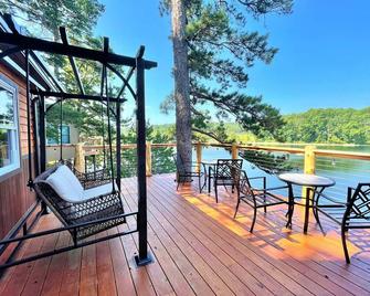 Amazing lakeview Spring Lake Tree House #2 \'LoveLight\' w/ hot tub - Potosi - Balcón