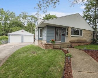 Beautiful 5 bedroom home only minutes from UIUC - Champaign - Building
