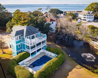Coastal Charm with Pool Hot Tub & Resort Amenities - Corolla - Building