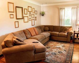 Cozy Two Bedroom Home in Quiet Neighborhood! - Napoleon