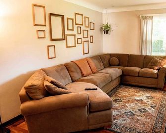 Cozy Two Bedroom Home in Quiet Neighborhood! - Napoleon - Living room