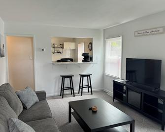 It’s the red one! - Wilmington - Living room