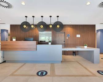Livensa Living Pamplona Albergue Juvenil - Pamplona - Front desk
