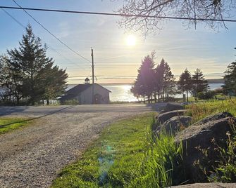 Sunset Shore House - Shelburne - Outdoors view