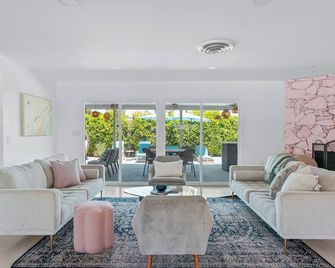 Beautiful Palm Springs Oasis - Palm Springs - Living room