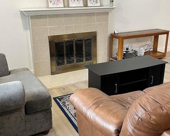 Chic and Modern 3B2Bath Retreat - San Jose - Living room