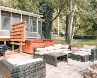 Two lakefront cabins next door - Martinsville - Binnenhof