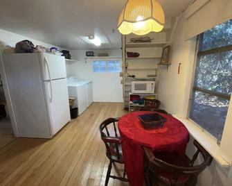 Relaxing Creek Cabin - Canton - Comedor
