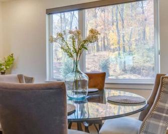 Sleek Large Retreat 9 Beds Modern Kitchen - Nashville - Comedor