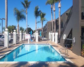 SureStay Hotel by Best Western Chula Vista San Diego Bay - Chula Vista - Piscina