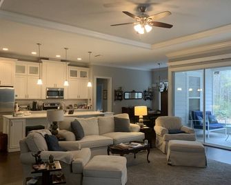 3 BR/2 BA home fenced in large backyard subdivision 1 mile from I-75 - Lake City