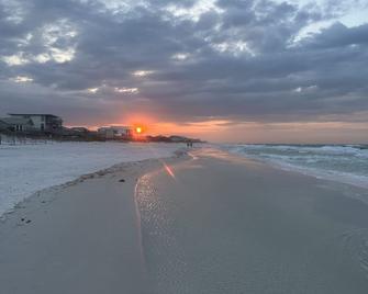 Destin-y 30A Beach Retreat Self Checkin - Huge Private Backyard Deck with Outdoor Shower - Santa Rosa Beach - Beach