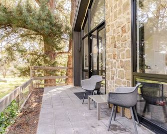 Chic studio in lovely Woodside Adelaide Hills with AC, WiFi, Fireplace and Bath - 우드사이드 - 파티오