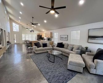 The Point a modern Retreat at Table Rock Lake - two blocks from water - Eagle Rock - Living room