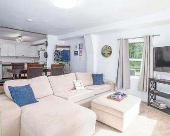 Meadow Rue Hideaway - North Pole - Living room
