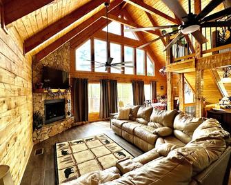 Lakefront Log Cabin On Stunning Cherokee Lake!! - Bean Station - Living room