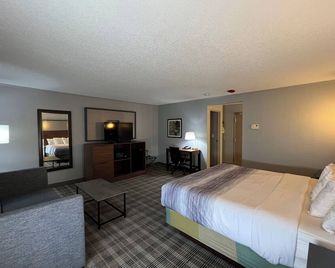 AmericInn by Wyndham Glendale/Milwaukee - Glendale - Bedroom