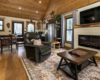 Hot-tub and Fire Pit Provided Cabin in Carbondale, Illinois - Carbondale - Living room
