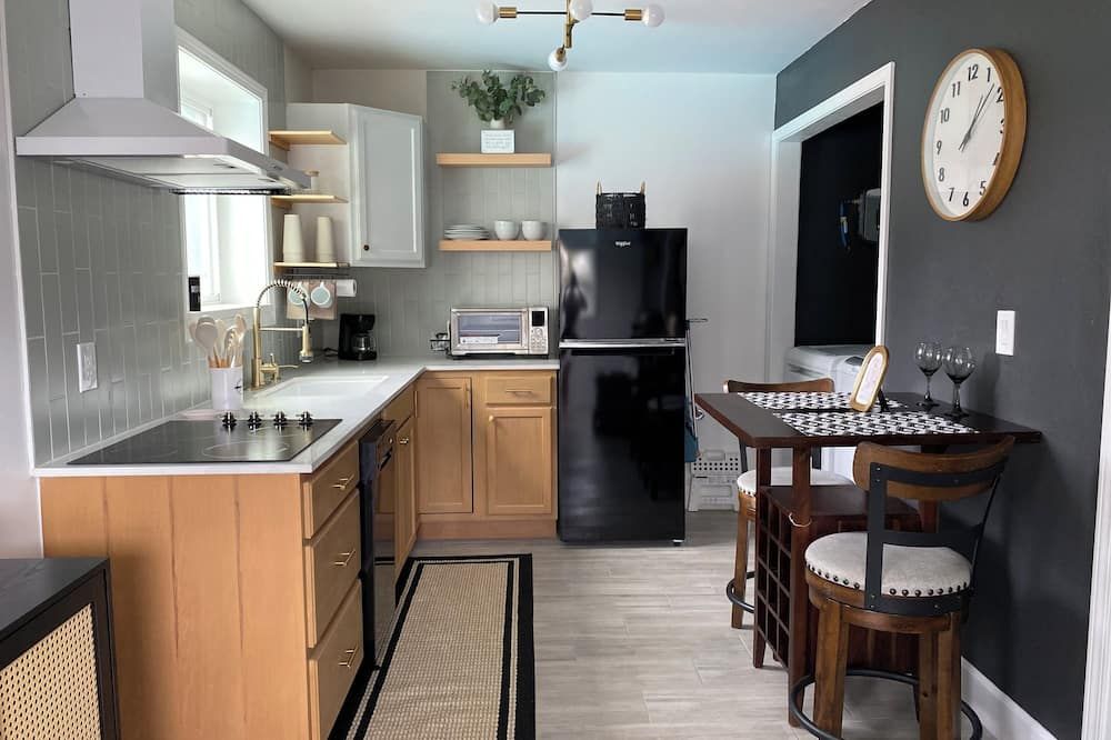 Cozy 1-BR/1-BA Modern Tiny Home w/Pool & Hot Tub & Spacious Yard w/Covered Patio - هيوستن - مطبخ