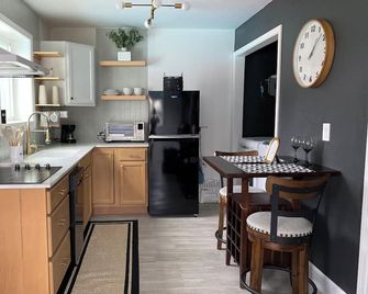 Cozy 1-BR/1-BA Modern Tiny Home w/Pool & Hot Tub & Spacious Yard w/Covered Patio - Houston - Cuina