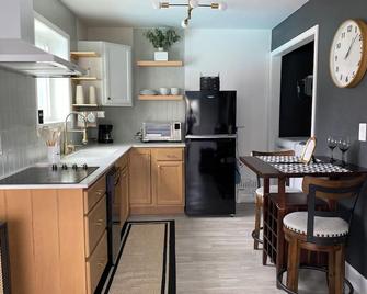 Cozy 1-BR/1-BA Modern Tiny Home w/Pool & Hot Tub & Spacious Yard w/Covered Patio - هيوستن - مطبخ