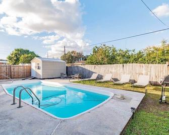Tropical Getaway | Private Pool | Ace Location - Tampa - Piscina