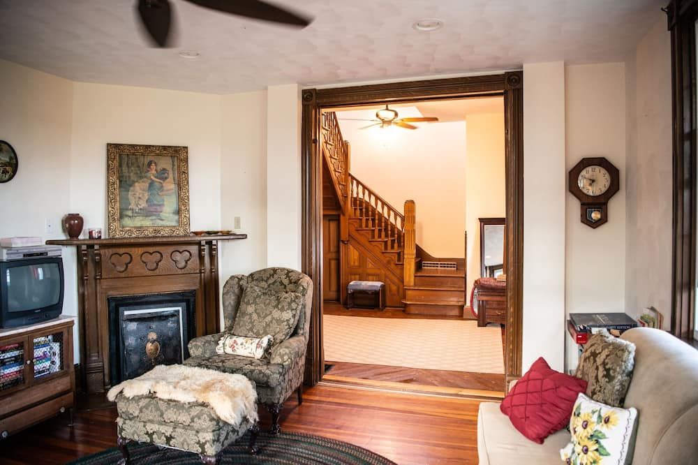 Garnet room at The Farmhouse Bed & Breakfast at Maple Bottom Farm -pet friendly