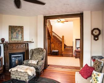 Garnet room at The Farmhouse Bed & Breakfast at Maple Bottom Farm -pet friendly - Dawson - Sala de estar