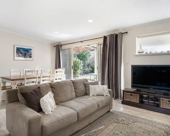 'Island View' - Great property for families, pet friendly, and sea views - Victor Harbor - Вітальня