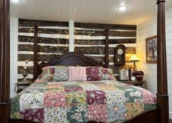 NEW Hilltop Cabin 35 min South of Nashville - Columbia - Bedroom