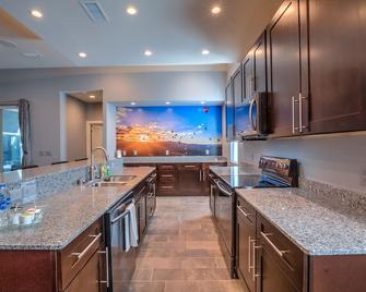 Deluxe Uptown Residence w/Hot Tub and 3 King Beds - ألبوكيركي - مطبخ