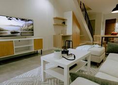 Townhouse \/ Apartment in Angeles city near Clark with AC, Wifi, and Netflix. - Angeles City - Restaurant