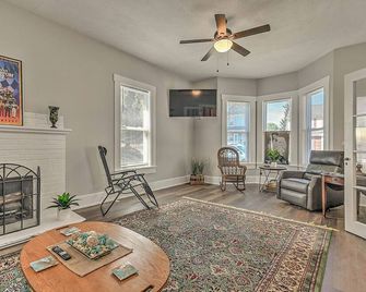 Bet on Bristol a 3 bedroom 2 bath house located near downtown Bristol TN/VA - Bristol - Living room