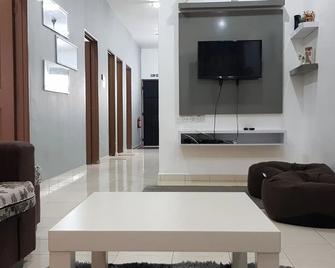 Fahaz Lumut Homestay - Lumut - Living room