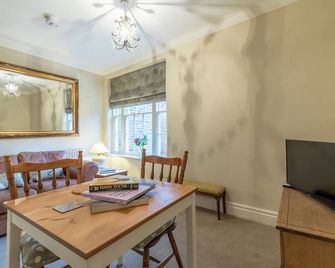 Apt 2, 71 Micklegate, York - York - Dining room