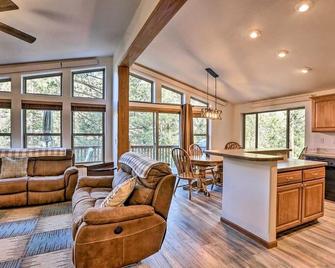 Bright & Spacious Cabin 1-mi from Idaho Springs, on 5 acres + Mountain Views!\n - Idaho Springs - Вітальня