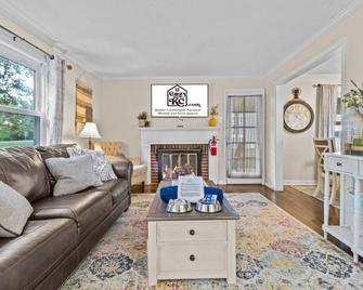 Cozy Cottage Minutes From Stadiums + Parking and Fenced in Yard - Independence - Living room