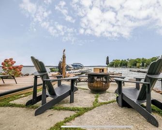 Georgian Bay waterfront cottage in a quiet cove w/HOT TUB - Port McNicoll - Patio
