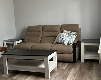 Cozy rustic 1 bedroom apartment perfect for pets with big grassy side yard! - Byesville - Living room