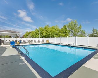 بست ويستيرن بلاك هيلز لودج - سبيارفيش - حوض السباحة