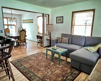 Spacious home in the Heart of 46 High Peaks on The AuSable River - 8-12 Guests - Keene - Sala de estar
