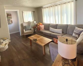 Escape The Hustle & Bustle And Enjoy Lake Living For A Weekend Or Stay A Week - Moses Lake - Living room