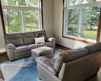 Quiet cul-de-sac home with golf course views - Moorhead - Living room