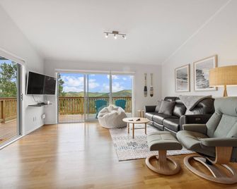 Valley Vista - Paihia Holiday Home - Haruru - Living room