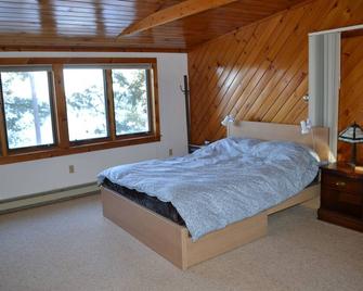 Lake Champlain house: sunsets, mountains, fishing - Milton - Bedroom