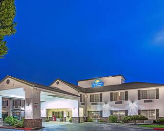 Days Inn & Suites by Wyndham Gresham - Gresham - Gebouw