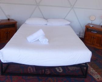 Moon - Self Catering Dome accommodation with private deck, BBQ and lawn - Euroa - Ložnice